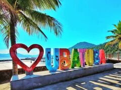 Lancha navegando pela baía da Fortaleza, em Ubatuba.